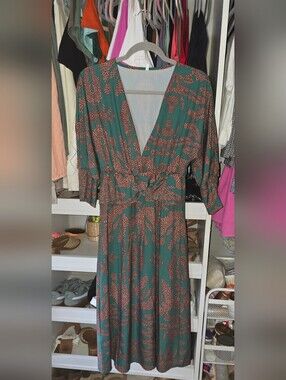 Green Floral Wrap Midi Dress - Elegant V-Neck Day Dress